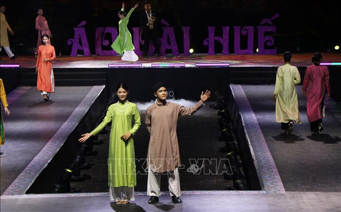 Trình diễn áo dài. Ảnh: Tường Vi – TTXVN. 