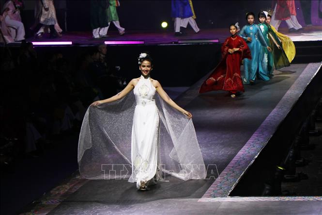 Trình diễn áo dài. Ảnh: Tường Vi – TTXVN. 
