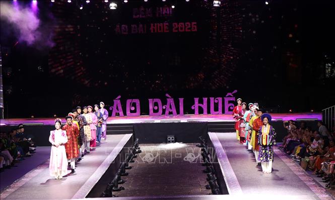 Những bộ sưu tập áo dài độc đáo, sáng tạo, đậm chất truyền thống nhưng không kém phần cách tân. Ảnh: Tường Vi – TTXVN. 