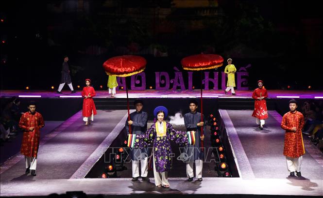 Những bộ sưu tập áo dài độc đáo, sáng tạo, đậm chất truyền thống nhưng không kém phần cách tân. Ảnh: Tường Vi – TTXVN. 