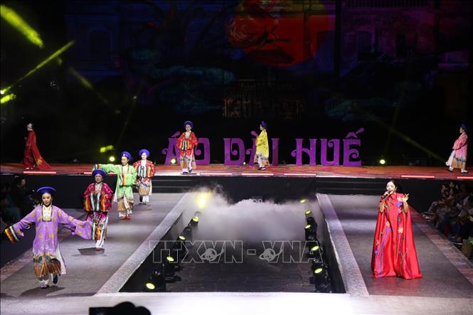 Đêm hội áo dài Huế là sự kết hợp giữa trình diễn áo dài và nghệ thuật đương đại. Ảnh: Tường Vi – TTXVN. 
