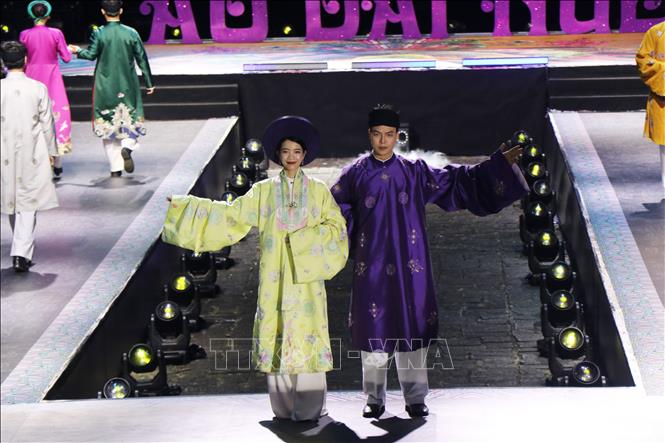 Đêm hội áo dài Huế kể về hành trình của chiếc áo dài – biểu tượng văn hóa của người Việt. Ảnh: Tường Vi – TTXVN. 