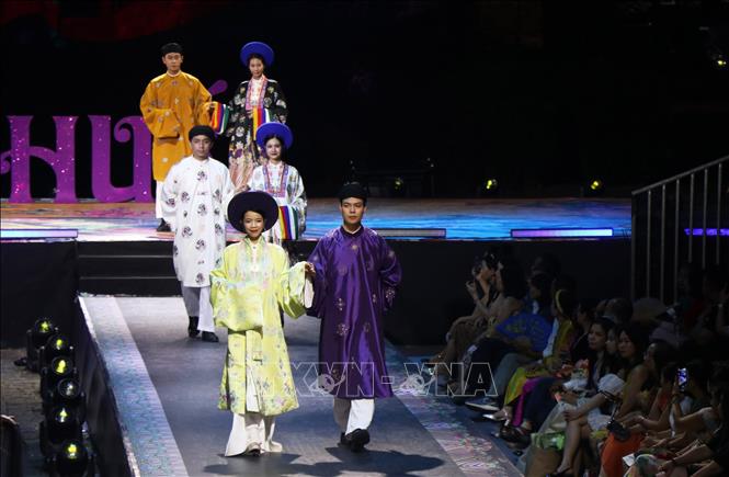Mỗi tà áo là một lát cắt văn hóa, một hình ảnh quê hương, một hơi thở dân tộc. Ảnh: Tường Vi – TTXVN. 