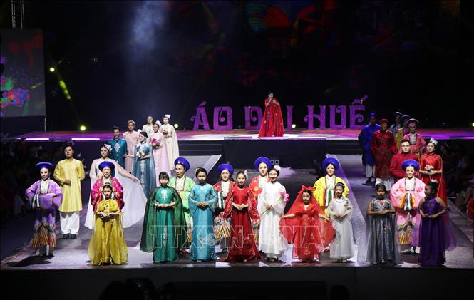 Đêm hội Áo dài Huế dẫn dắt người xem xuyên qua các chặng đường lịch sử của tà áo dài từ cổ xưa đến hiện đại. Ảnh: Tường Vi – TTXVN. 