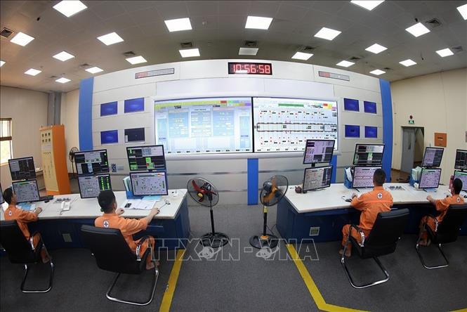 Ca trực vận hành sản xuất ở trung tâm điều hành của nhà máy nhiệt điện, thuộc Công ty cổ phần nhiệt điện Quảng Ninh. Ảnh: Vũ Sinh - TTXVN