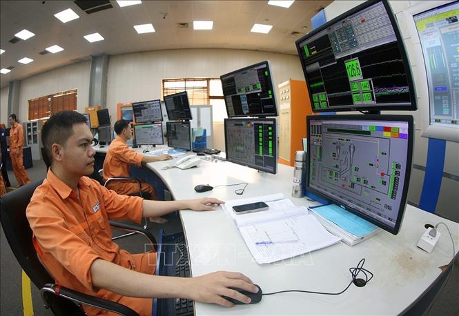 Trong ca trực vận hành sản xuất ở trung tâm điều hành của nhà máy nhiệt điện, thuộc Công ty cổ phần nhiệt điện Quảng Ninh. Ảnh: Vũ Sinh - TTXVN
