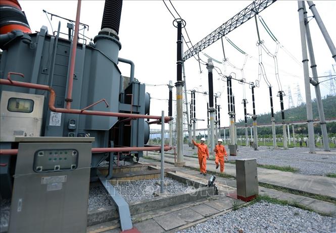 Trong ca trực vận hành sản xuất ở nhà máy nhiệt điện của Công ty cổ phần nhiệt điện Quảng Ninh. Ảnh: Vũ Sinh - TTXVN