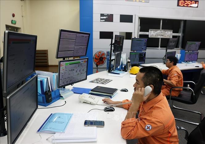 Ca trực vận hành sản xuất ở trung tâm điều hành của nhà máy nhiệt điện, thuộc Công ty cổ phần nhiệt điện Quảng Ninh. Ảnh: Vũ Sinh - TTXVN