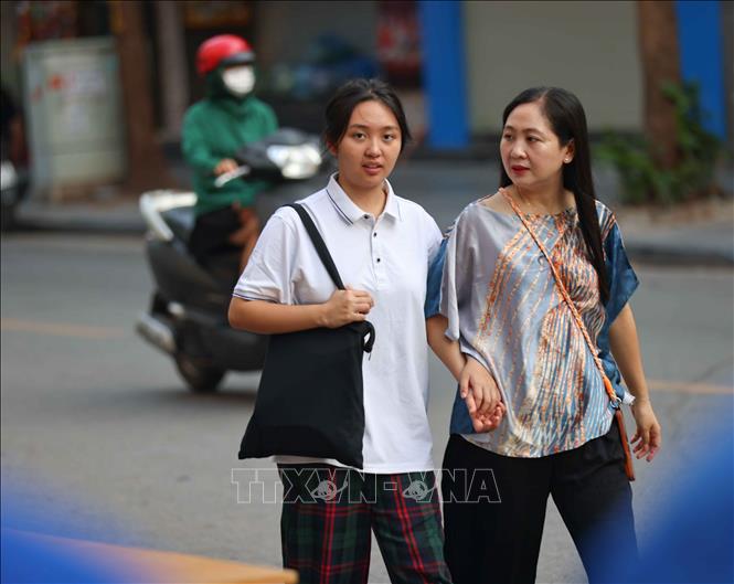 Phụ huynh dặn dò, động viên thí sinh trước khi bước vào môn thi đầu tiên tại điểm thi trường THCS Ngô Sĩ Liên (quận Hoàn Kiếm). Ảnh: Thanh Tùng - TTXVN