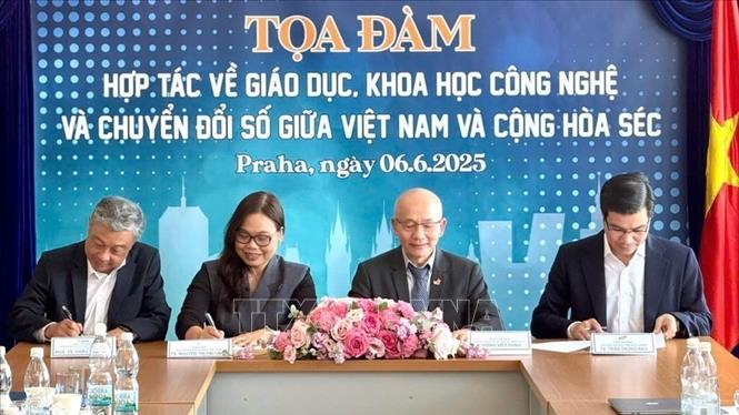 Lễ ký kết Biên bản ghi nhớ giữa các trường ĐH Việt Nam và Liên hiệp Hội người Việt Nam tại CH Séc. Ảnh: TTXVN phát