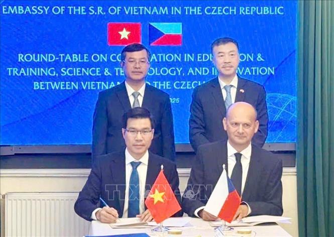 Ông Trần Trọng Đạo - Hiệu trưởng Trường Đại học Tôn Đức Thắng và ông Milan Adámek, Hiệu trưởng Tomas Bata University ký kết hợp tác. Ảnh: TTXVN phát