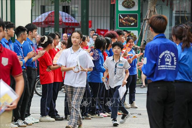 Thí sinh thi tại điểm thi trường THPT Thăng Long (quận Hai Bà Trưng). Ảnh: Khánh Hoà - TTXVN