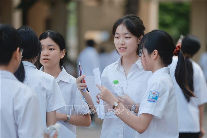 Thí sinh đến thi tại điểm thi trường THPT Nguyễn Gia Thiều (Long Biên). Ảnh: Minh Quyết - TTXVN