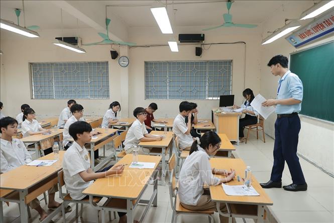 Thí sinh chuẩn bị làm bài thi môn đầu tiên môn Ngữ Văn tại điểm thi trường THPT Nguyễn Gia Thiều (quận Long Biên). Ảnh: Minh Quyết - TTXVN