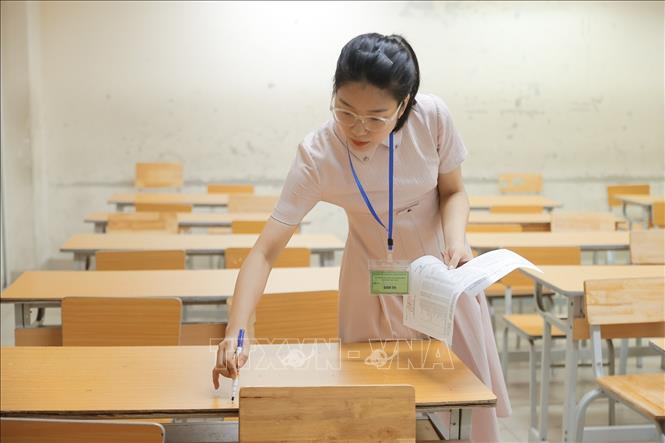 Giám thị đánh số báo danh. Ảnh: Minh Quyết - TTXVN