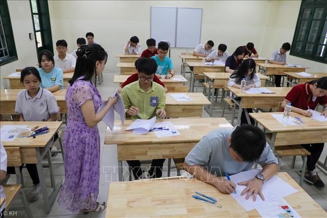 Thí sinh thi tại điểm thi trường THPT Thăng Long (quận Hai Bà Trưng). Ảnh: Khánh Hoà - TTXVN