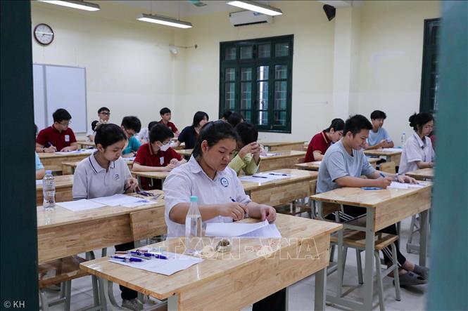 Thí sinh thi tại điểm thi trường THPT Thăng Long (quận Hai Bà Trưng). Ảnh: Khánh Hoà - TTXVN