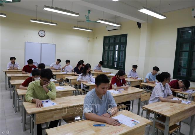 Thí sinh thi tại điểm thi trường THPT Thăng Long (quận Hai Bà Trưng). Ảnh: Khánh Hoà - TTXVN