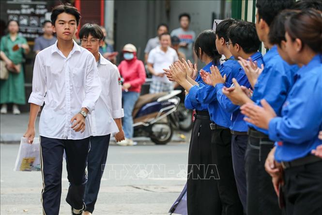 Thí sinh thi tại điểm thi trường THPT Thăng Long (quận Hai Bà Trưng). Ảnh: Khánh Hoà - TTXVN