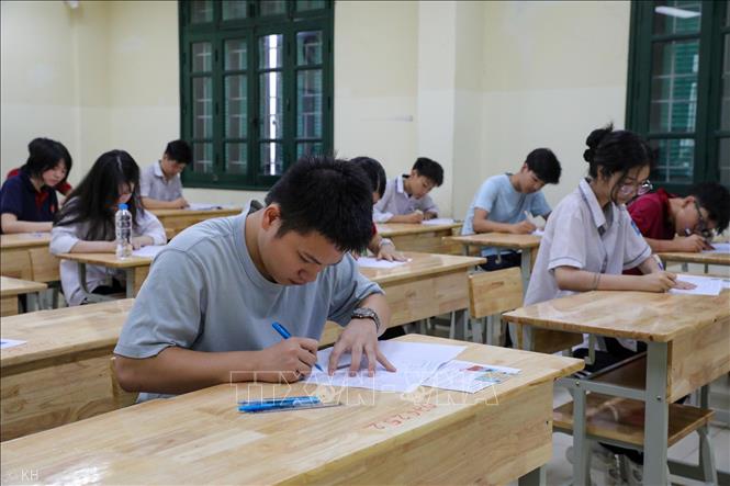 Thí sinh thi tại điểm thi trường THPT Thăng Long (quận Hai Bà Trưng). Ảnh: Khánh Hoà - TTXVN