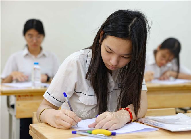 Thí sinh trước giờ làm bài thi môn Ngữ Văn tại điểm thi trường THCS Ngô Sĩ Liên (quận Hoàn Kiếm). Ảnh: Thanh Tùng - TTXVN