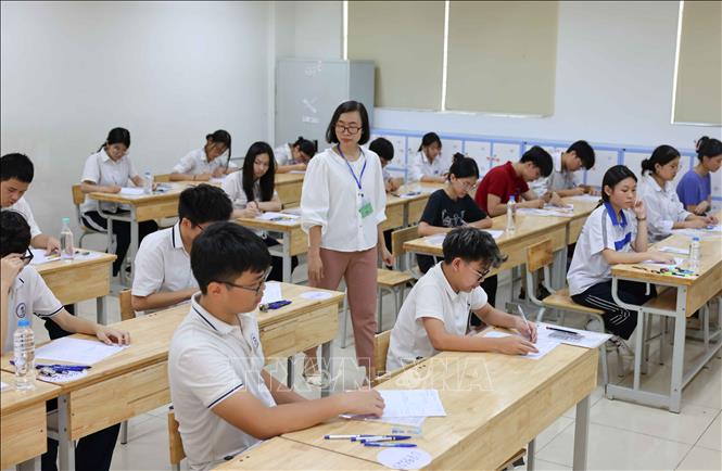 Thí sinh trước giờ làm bài thi môn Ngữ Văn tại điểm thi trường THCS Ngô Sĩ Liên (quận Hoàn Kiếm). Ảnh: Thanh Tùng - TTXVN