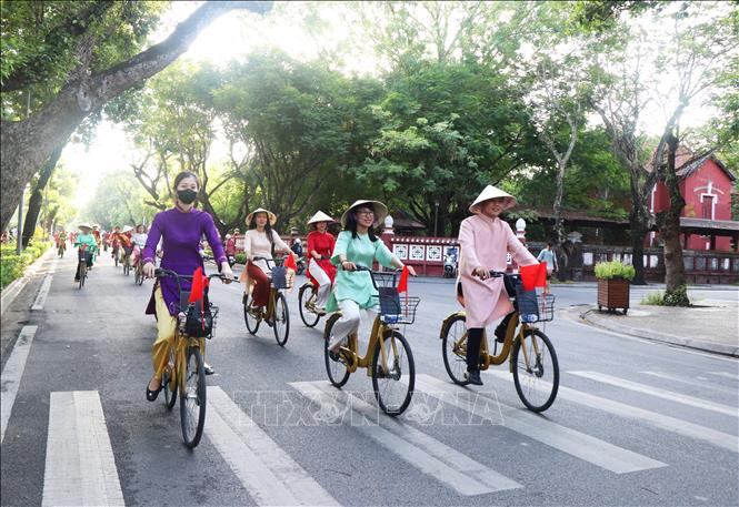 Áo dài và xe đạp những hình ảnh quen thuộc với mỗi du khách khi đến Huế. Ảnh: Tường Vi - TTXVN 