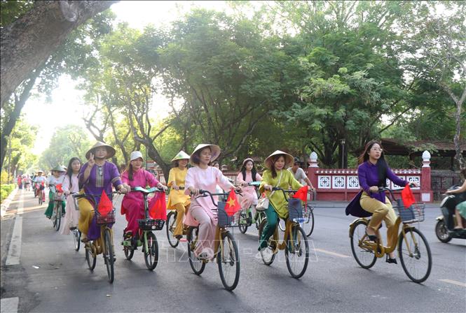 Khoảng 300 cán bộ, nhân viên, người lao động trên địa bàn thành phố Huế tham gia hoạt động. Ảnh: Tường Vi - TTXVN