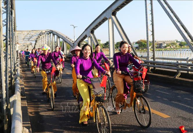 Hoạt động nhằm tôn vinh vẻ đẹp văn hóa truyền thống, đẩy mạnh truyền thông thương hiệu “Huế - Kinh đô Áo Dài” đến với du khách và nhân dân. Ảnh: Tường Vi - TTXVN