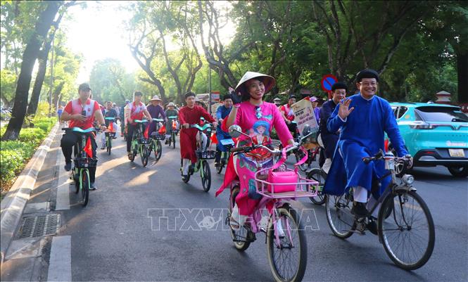 Hoạt động nhằm tôn vinh vẻ đẹp văn hóa truyền thống, đẩy mạnh truyền thông thương hiệu “Huế - Kinh đô Áo Dài” đến với du khách và nhân dân. Ảnh: Tường Vi - TTXVN