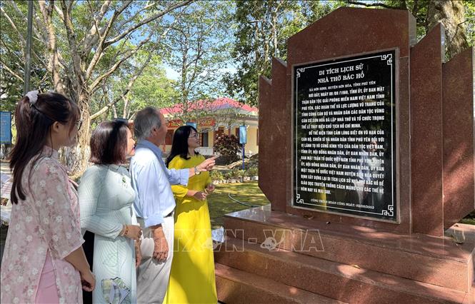 Hội viên Hội Nhà báo Phú Yên tìm hiểu Di tích Nhà thờ Bác Hồ. Ảnh: Tường Quân - TTXVN