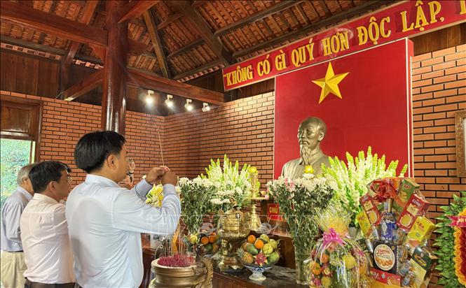 Dâng hương tưởng nhớ anh linh Bác Hồ kính yêu. Ảnh: Tường Quân - TTXVN