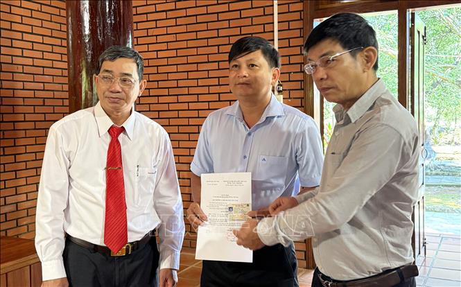 Hội Nhà báo Phú Yên kết nạp Hội viên mới. Ảnh: Tường Quân - TTXVN