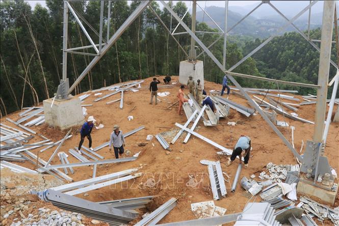 Công nhân tất bật thực hiện lắp ráp để dựng cột VT258. Ảnh: Tuấn Anh - TTXVN