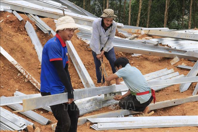 Các nhà thầu tranh thủ thời tiết nắng ráo đẩy nhanh tiến độ Dự án Đường dây 500kV Lào Cai - Vĩnh Yên. Ảnh: Đinh Thùy - TTXVN