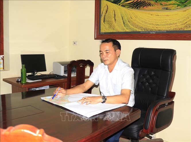 Phó Chủ tịch Ủy ban nhân dân huyện Yên Bình Lã Tuấn Hưng chia sẻ công tác tiến độ thực hiện Dự án tại huyện. Ảnh: Đinh Thùy - TTXVN