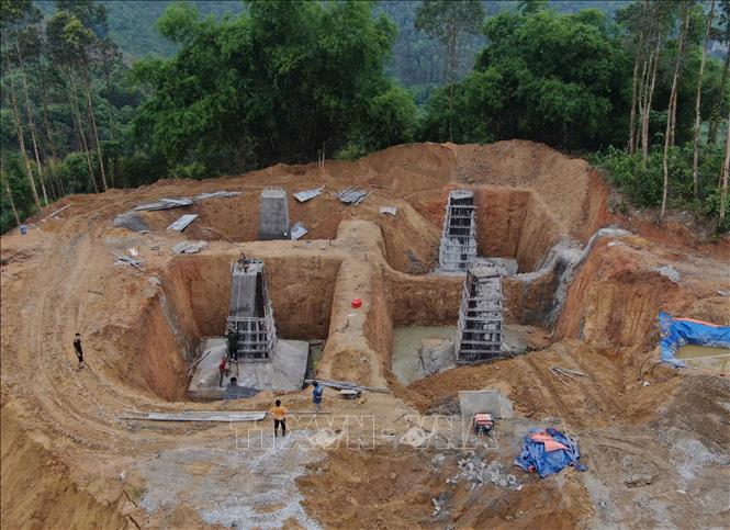 Đường dây 500kV Lào Cai - Vĩnh Yên, đoạn qua địa phận tỉnh Yên Bái đang được các nhà thầu khẩn trương thi công. Ảnh: Tuấn Anh - TTXVN