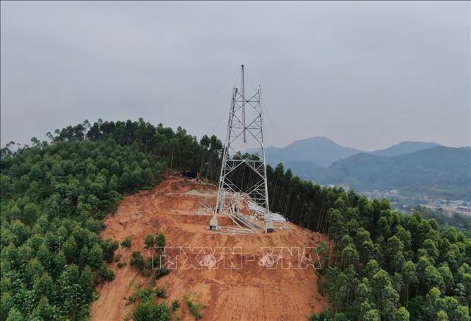 Vị trí cột VT258, tại xã Vĩnh Kiên, huyện Yên Bình đang được công nhân dựng cột. Ảnh: Tuấn Anh - TTXVN