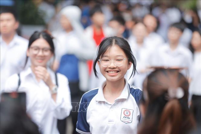 Thí sinh hoàn thành môn thi đầu tiên môn Ngữ văn. Ảnh: Minh Quyết - TTXVN
