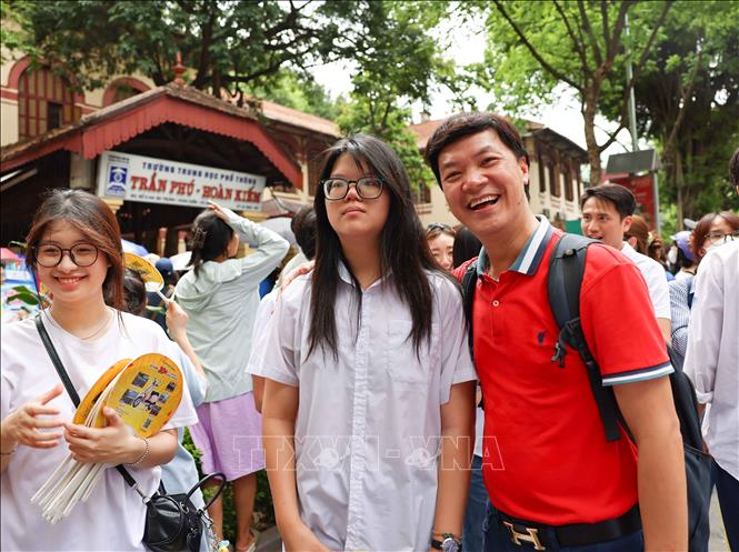 Niềm vui của phụ huynh và thí sinh tại điểm thi Trường THPT Trần Phú, quận Hoàn Kiếm sau khi hoàn thành môn thi Ngữ văn. Ảnh: Thanh Tùng - TTXVN
