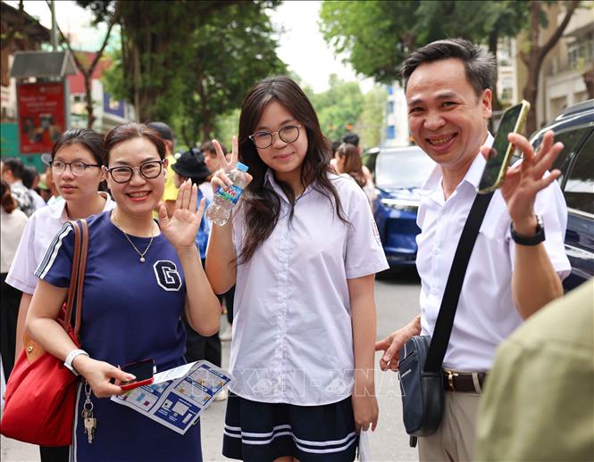 Niềm vui của phụ huynh và thí sinh tại điểm thi Trường THPT Trần Phú, quận Hoàn Kiếm sau khi hoàn thành môn thi Ngữ văn. Ảnh: Thanh Tùng - TTXVN