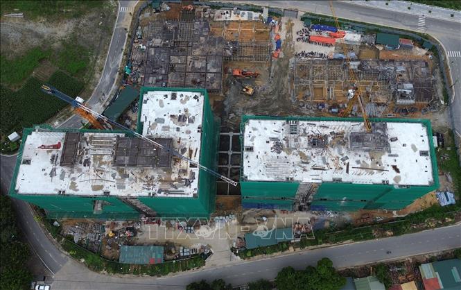 Block 4 toà nhà ở xã hội cao 12 tầng Hacom Riverside của Công ty Cổ phần Đầu tư Hacom đang được triển khai tại bờ tả sông Hồng, xã Vạn Hoà, thành phố Lào Cai. Ảnh: Quốc Khánh - TTXVN