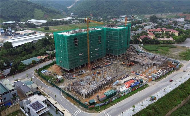 Block 4 toà nhà ở xã hội cao 12 tầng Hacom Riverside của Công ty Cổ phần Đầu tư Hacom đang được triển khai tại bờ tả sông Hồng, xã Vạn Hoà, thành phố Lào Cai. Ảnh: Quốc Khánh - TTXVN