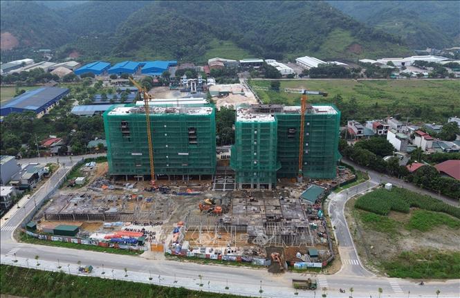 Block 4 toà nhà ở xã hội cao 12 tầng Hacom Riverside của Công ty Cổ phần Đầu tư Hacom đang được triển khai tại bờ tả sông Hồng, xã Vạn Hoà, thành phố Lào Cai. Ảnh: Quốc Khánh - TTXVN