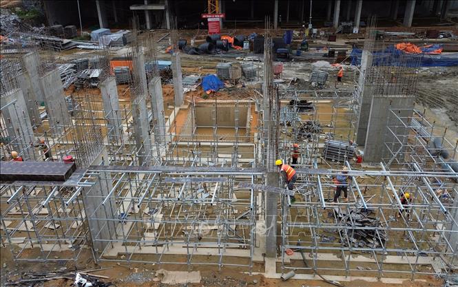 Block 4 toà nhà ở xã hội cao 12 tầng Hacom Riverside của Công ty Cổ phần Đầu tư Hacom đang được triển khai tại bờ tả sông Hồng, xã Vạn Hoà, thành phố Lào Cai. Ảnh: Quốc Khánh - TTXVN