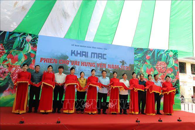 Các đại biểu thực hiện nghi thức cắt băng khai trương Phiên chợ vải năm 2025. Ảnh: Mạnh Khánh-TTXVN