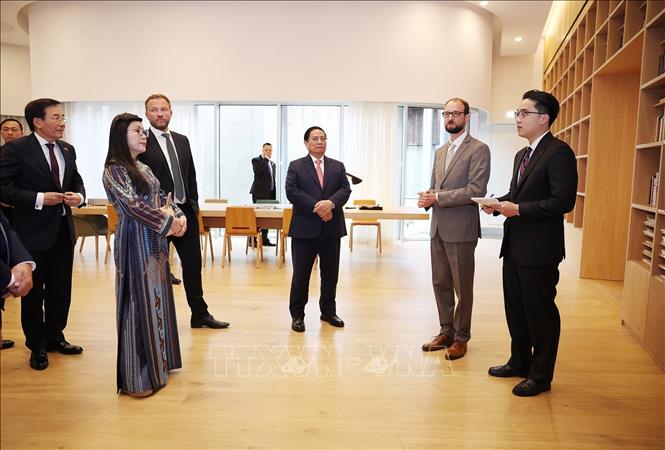 Thủ tướng Phạm Minh Chính và Phu nhân nghe giới thiệu về nhà soạn nhạc cổ điển người Estonia Arvo Pärt. Ảnh: Dương Giang-TTXVN