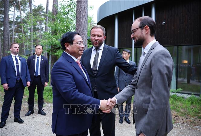 Thủ tướng Phạm Minh Chính đến thăm không gian trưng bày của nhà soạn nhạc cổ điển người Estonia Arvo Pärt. Ảnh: Dương Giang-TTXVN
