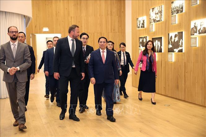 Thủ tướng Phạm Minh Chính và Phu nhân thăm không gian trưng bày của nhà soạn nhạc cổ điển người Estonia Arvo Pärt. Ảnh: Dương Giang-TTXVN