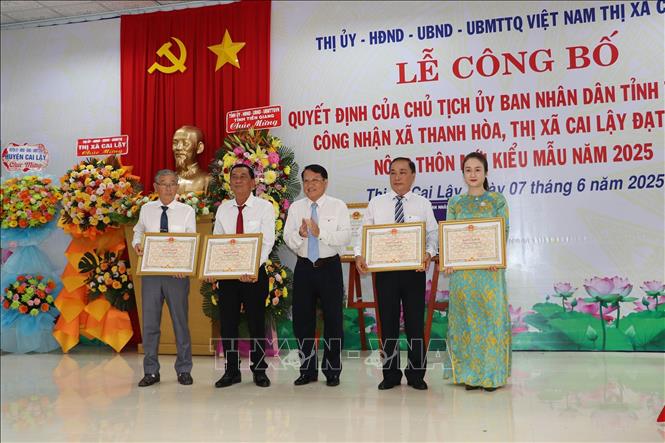 Trao Bằng khen cho các cá nhân tiêu biểu. Ảnh: Minh Trí - TTXVN